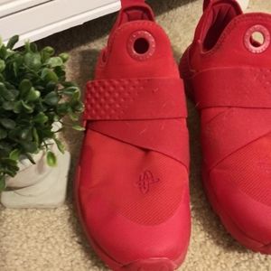 Nike Huarache Extreme Sneaker 7Y fits a W 8.5